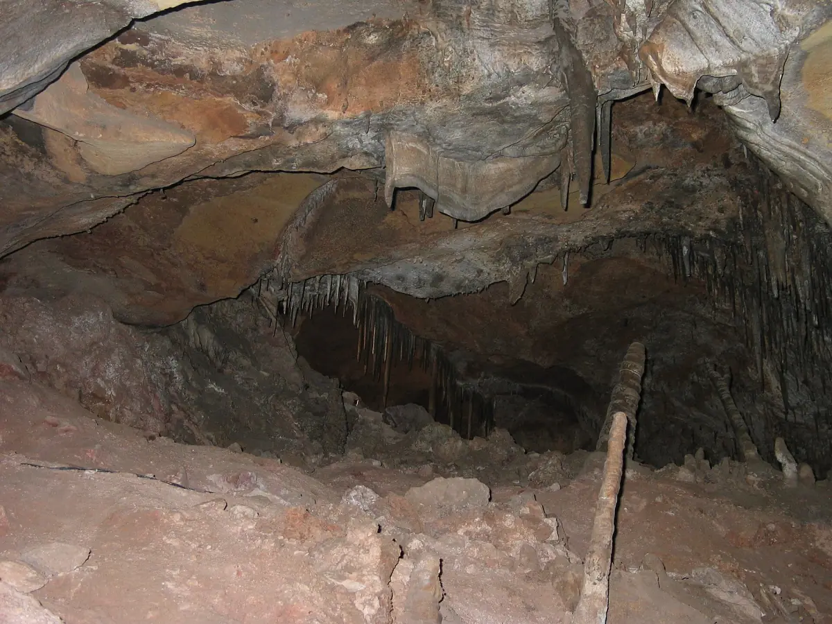 Ein Gang mit Tropfsteinen in der Cave of the Winds