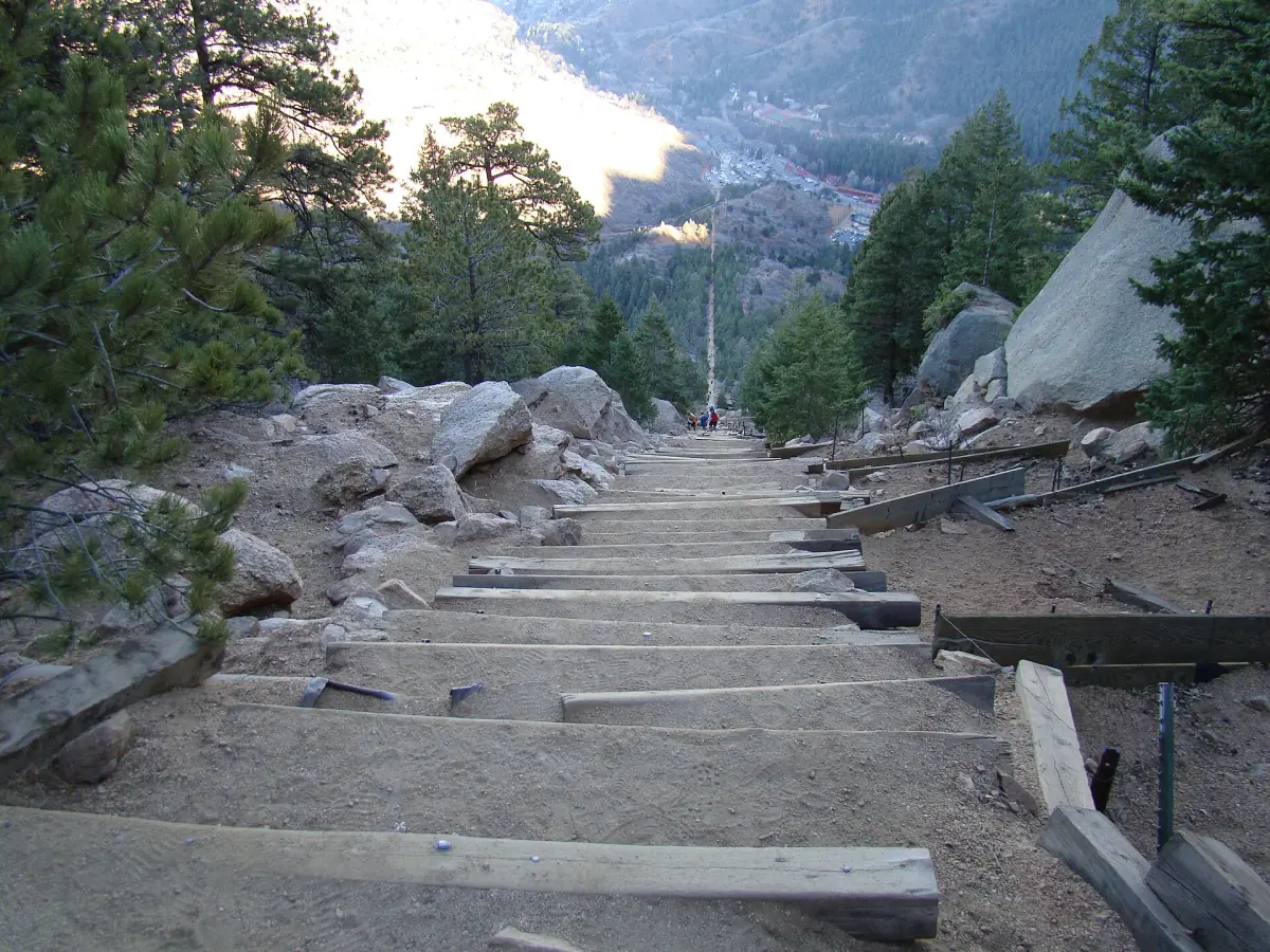 Holzstufen der Manitou Incline kurz vor dem falschen Gipfel