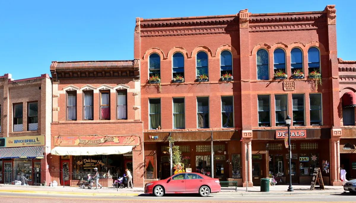 Historische Backsteinhäuser an der Hauptstraße von Manitou Springs